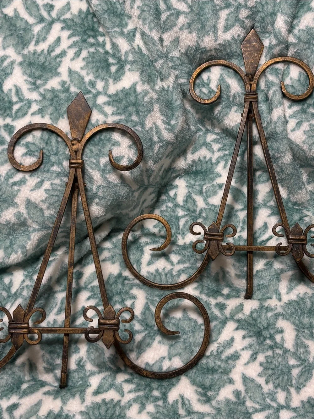 Decorative Metal Easel in Antique Bronze 12”x11”x7”. Holds plates / Art / Books